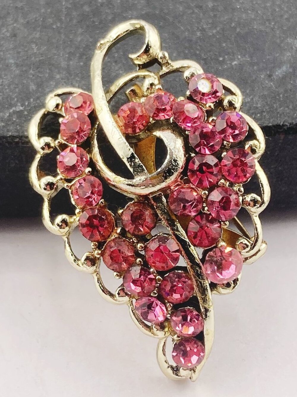 VINTAGE Pink rhinestone and silvery gold tone metal leaf brooch 1950s 1960s pin